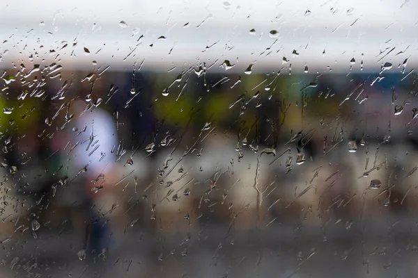 Widok Ulicę Paryża Przez Mokre Okno Samochodu Przy Deszczowej Pogodzie — Zdjęcie stockowe