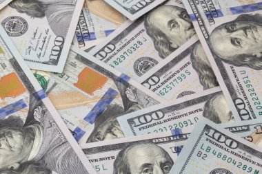 100 Amerikan doları yığını.