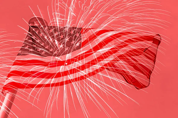 アメリカ国旗に対する花火が旗竿に手を振って — ストック写真