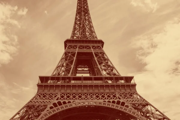 Vista Della Torre Eiffel Parigi Contro Cielo Nuvoloso Colorato Rosso — Foto Stock