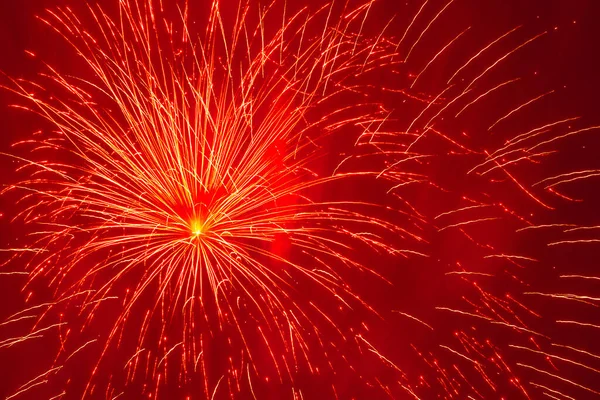 Abstracte Vakantie Achtergrond Helder Vuurwerk Donkerrode Nachtelijke Hemel — Stockfoto