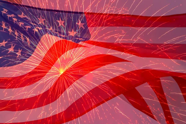 Close Van Gezwaaide Vlag Van Verenigde Staten Tegen Vuurwerk Vakantie — Stockfoto
