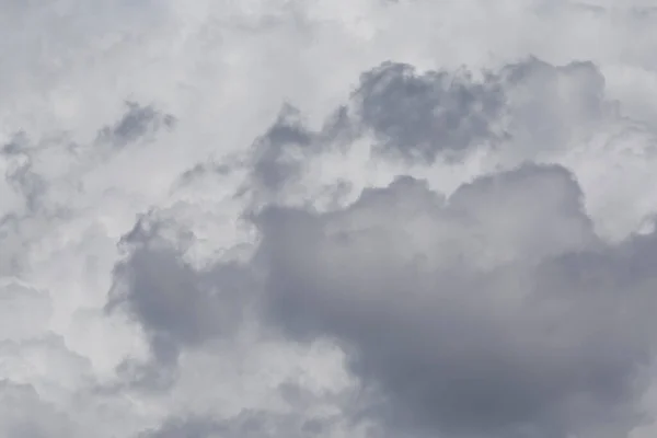 Karanlık Aydınlık Yağmur Bulutlarına Yakın — Stok fotoğraf