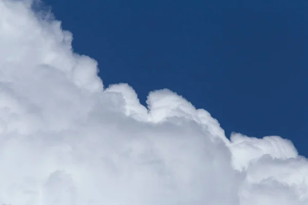 Nahaufnahme Vom Rand Der Weißen Wolke Gegen Den Klaren Blauen — Stockfoto