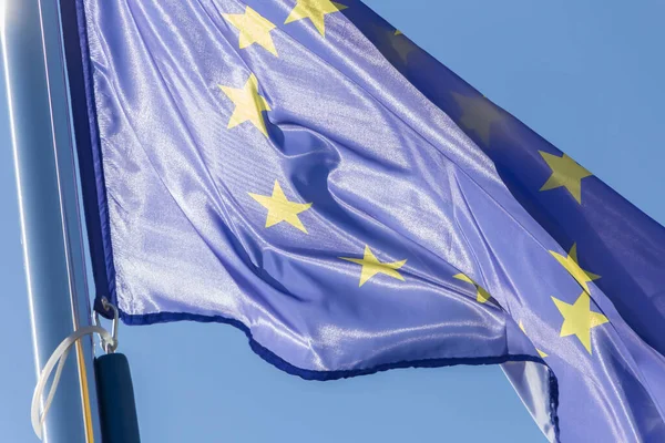 Закриття Хвилястого Прапора Європейського Союзу Проти Блакитного Неба — стокове фото