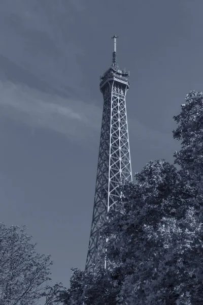 Zicht Eiffeltoren Parijs Zomer Gekleurd Blauw — Stockfoto
