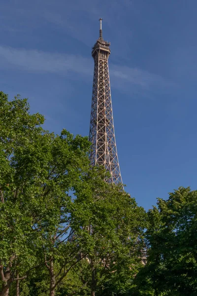 巴黎埃菲尔铁塔与附近公园夏季蓝天的对比 — 图库照片