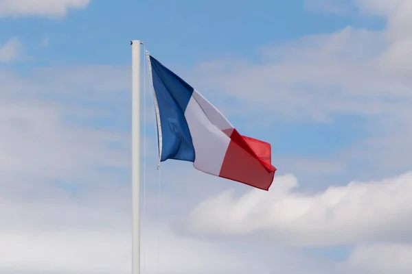 Bulutlu Gökyüzüne Karşı Bayrak Direğinde Fransa Bayrağı — Stok fotoğraf