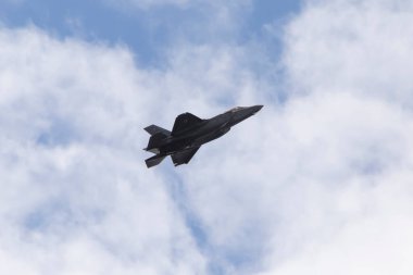 PARIS, FRANCE - 25 Haziran 2017: Paris Hava Gösterisi 'nde bulutlu havada uçan F 35 uçağı