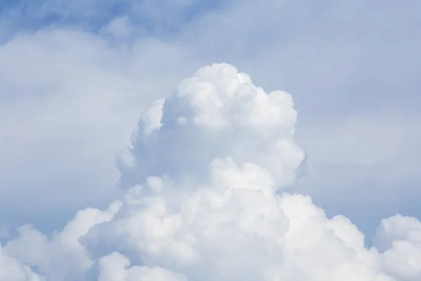 Gros Plan Nuage Pluie Duveteux Blanc Dans Ciel — Photo