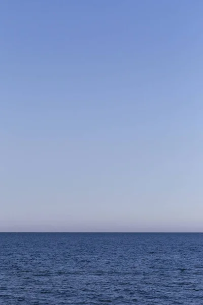 在蔚蓝的天空下俯瞰着黑海的波浪 — 图库照片