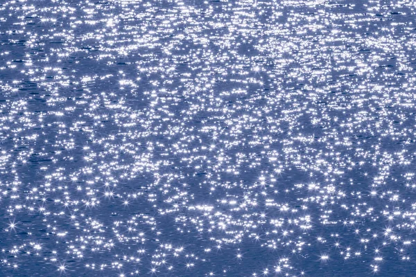 抽象的な自然背景 濃い青の水の中での太陽の眺め — ストック写真