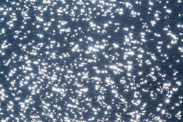 抽象的な自然背景 青い水の中の太陽の眺め — ストック写真