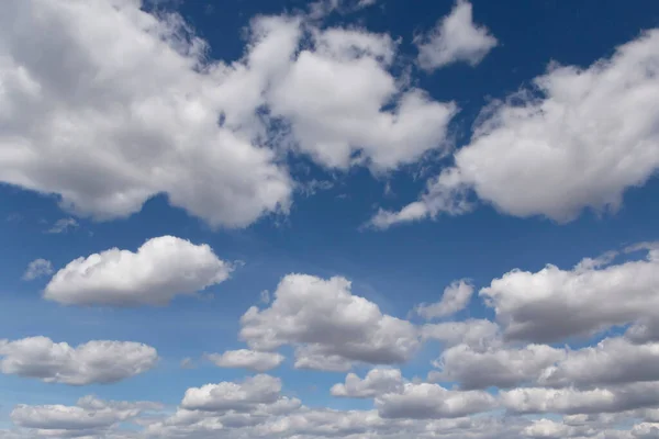Вид Белые Пушистые Облака Голубом Небе — стоковое фото