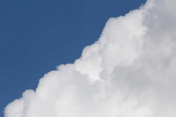 Nahaufnahme Einer Weißen Flauschigen Wolke Gegen Strahlend Blauen Himmel — Stockfoto