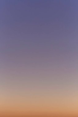 soyut doğal arkaplan: gün doğumunda açık gökyüzünde görünüm