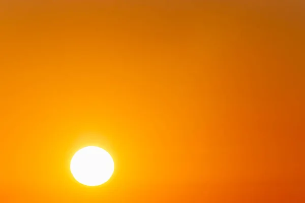Vista Sobre Sol Nascente Contra Céu Laranja Claro — Fotografia de Stock