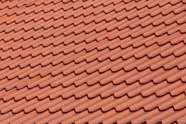 soyut doku: kırmızı metalik kiremitlerle kaplı evin çatısını kapat