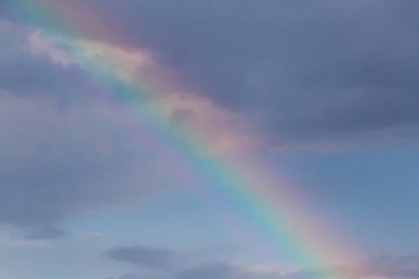Vista Sul Cielo Nuvoloso Con Arcobaleno Foto Stock Royalty Free