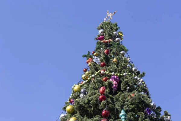 Top Van Kunstmatige Kerstboom Tegen Blauwe Lucht — Stockfoto