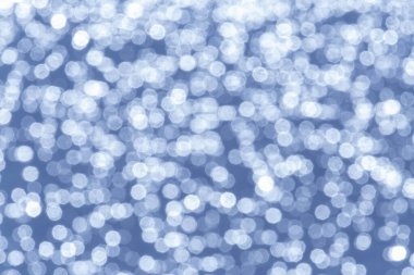 soyut tatil arkaplanı: mavi zemin üzerinde beyaz bokeh daireler