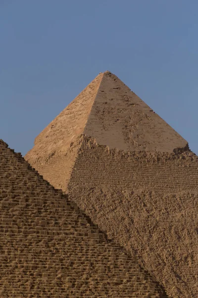 Giza Daki Büyük Piramidin Arkasında Duran Khafre Piramidinin Tepesinde — Stok fotoğraf