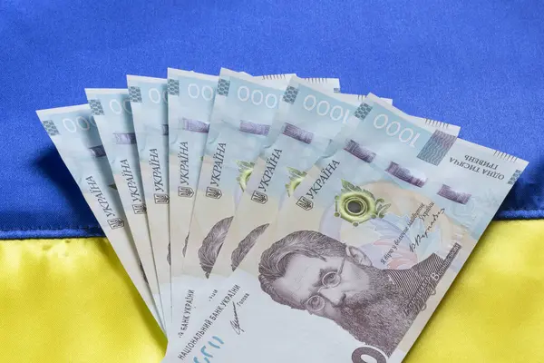 Несколько Тысяч Украинских Гривен Банкнотах Лежащих Ткани Украинского Флага — стоковое фото