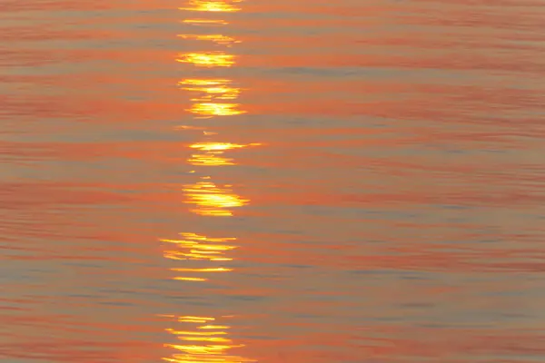 Blick Auf Sonnenlicht Meereswellen Bei Sonnenaufgang — Stockfoto