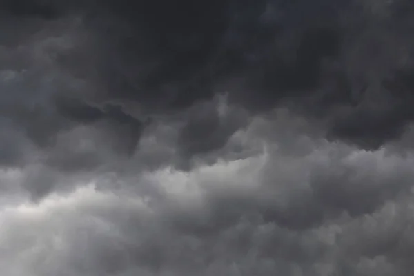 天空中乌黑的雷雨云密闭着 免版税图库照片