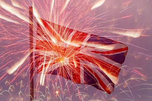 Flaga Zjednoczonego Królestwa Maszcie Flagowym Przeciwko Fajerwerkom Nocnym Niebie Obrazy Stockowe bez tantiem