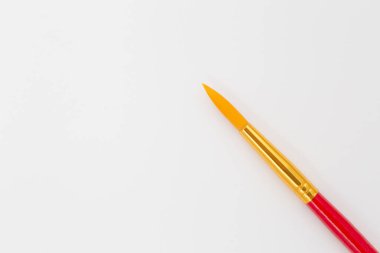 Suluboya için beyaz boş kağıt üzerinde boya fırçası