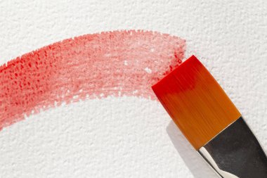 Boya fırçasını kapat ve beyaz kağıda kırmızı akvaryum okşa