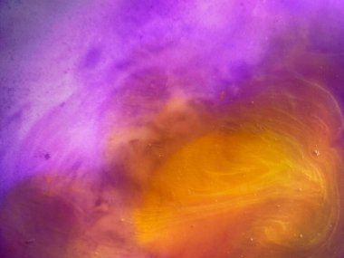 soyut parlak arkaplan: mor ve sarı suluboya sıvıların karışımı