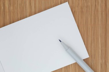 Çizim defterinin beyaz sayfasında bulunan işaretleyiciyi kapat