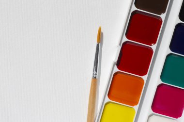 suluboya boya setleri ve beyaz kağıt üzerinde duran ahşap fırçaları kapat