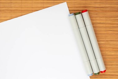 Çizim için üç işaretleyiciyi kapatın bambu hasırın üzerine beyaz kağıt serin