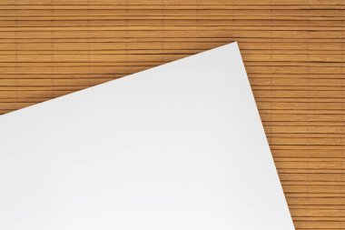 Bambu paspasın üzerinde duran beyaz boş kağıdı kapat.