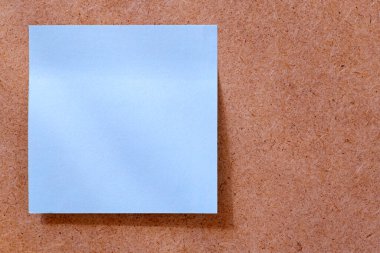 Tahta hafıza kartına yapıştırılmış mavi boş postayı kapat