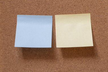 Tahta hafıza kartına yapıştırılmış iki boş postayı kapat