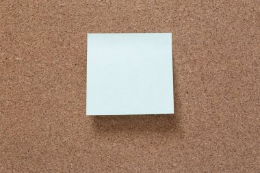 Tahta hafıza kartına yapıştırılmış açık yeşil boş bir not.