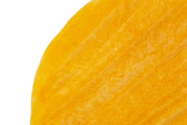 Beyaz arkaplana karşı turuncu renkli balkabağı kesimini kapat