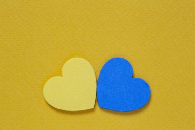 Ukrayna 'nın yanında dur: turuncu karton üzerinde sarı ve mavi kalpler