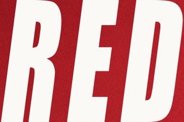 Kırmızı kelime kırmızı desenli karton üzerine beyaz renk ile yazıldı