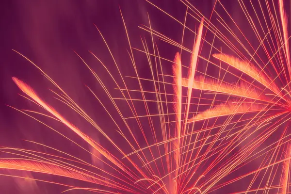 Soyut tatil geçmişi: karanlık gece gökyüzüne karşı çoklu parlak havai fişekler