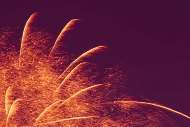 soyut tatil arkaplanı boş alan ile: koyu mor gece gökyüzüne karşı sarı havai fişekler