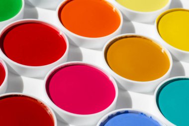 Çocukların kapatıldığı suluboya boya setleri