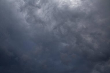 soyut doğal dramatik manzara: Kara fırtına bulutları üzerine görüş