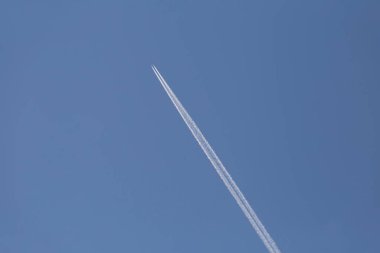 Açık mavi gökyüzündeki uçakların zıtlıklarına yakın çekim