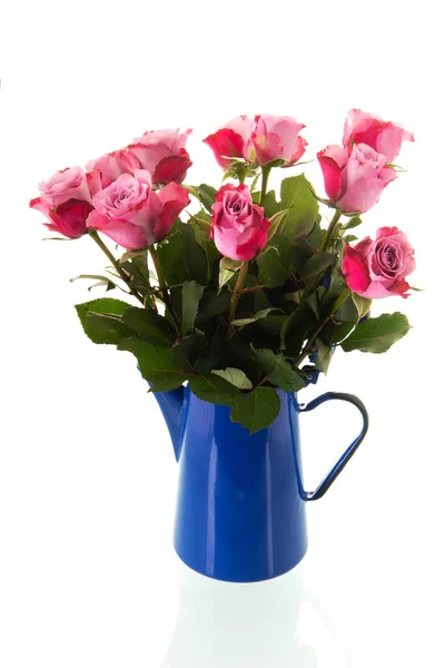 Bouquet Rosa Rosen Blauer Vintage Kaffeekanne Isoliert Über Weißem Hintergrund — Stockfoto