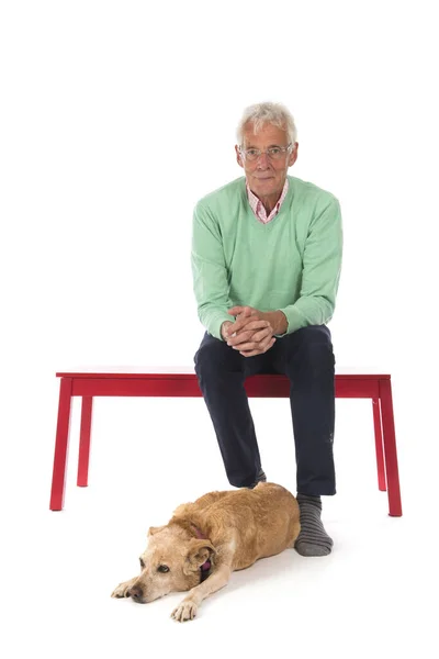 Homem Sênior Com Cão Velho Sentado Banco Isolado Sobre Fundo — Fotografia de Stock